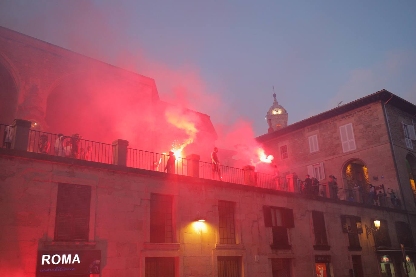 La fiesta del baloncesto, en los bares y las calles de Vitoria. 
