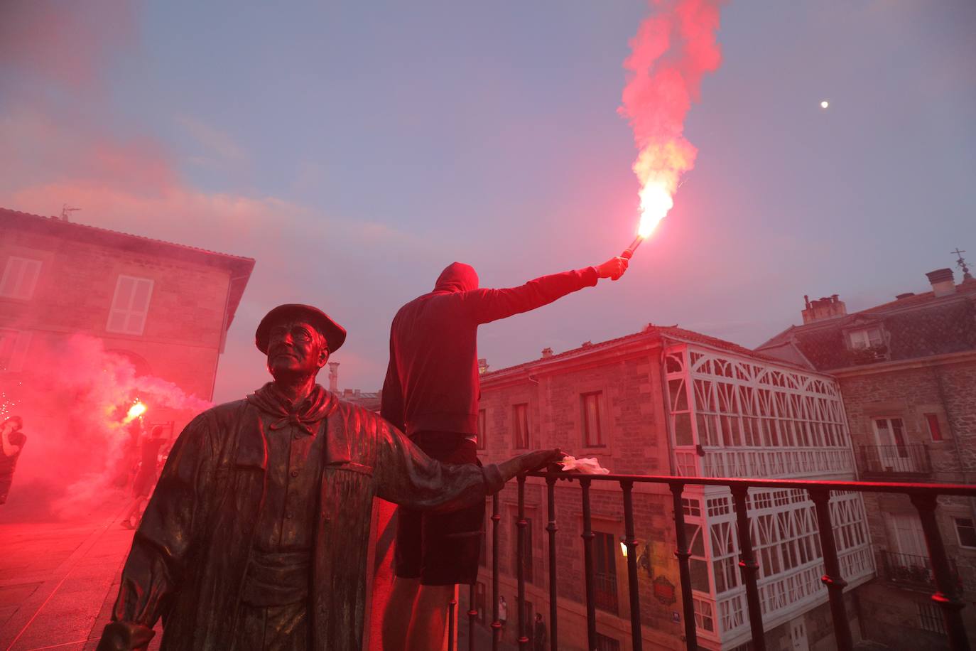 La fiesta del baloncesto, en los bares y las calles de Vitoria. 