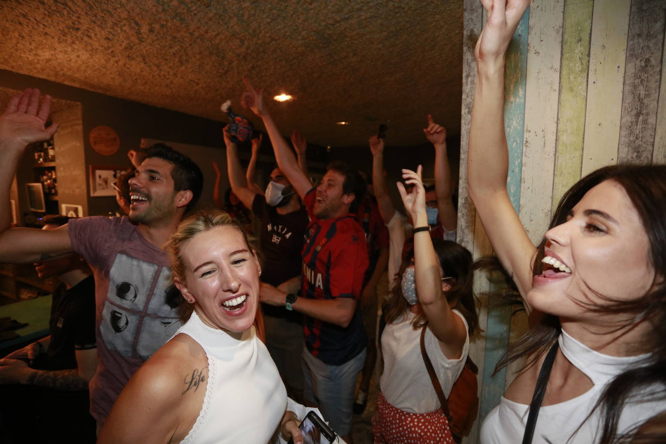 La fiesta del baloncesto, en los bares y las calles de Vitoria. 