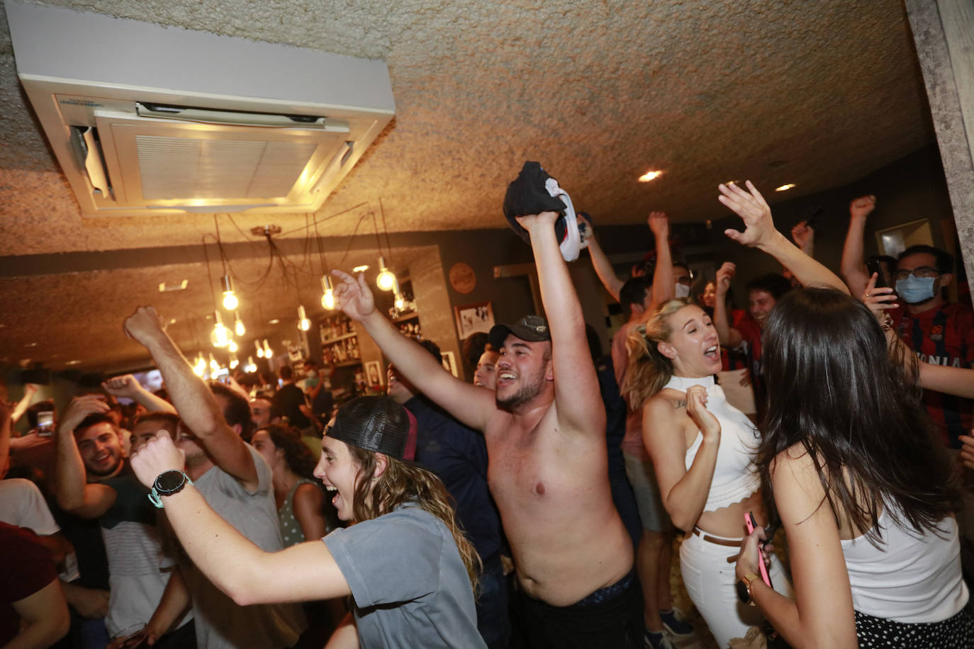 La fiesta del baloncesto, en los bares y las calles de Vitoria. 