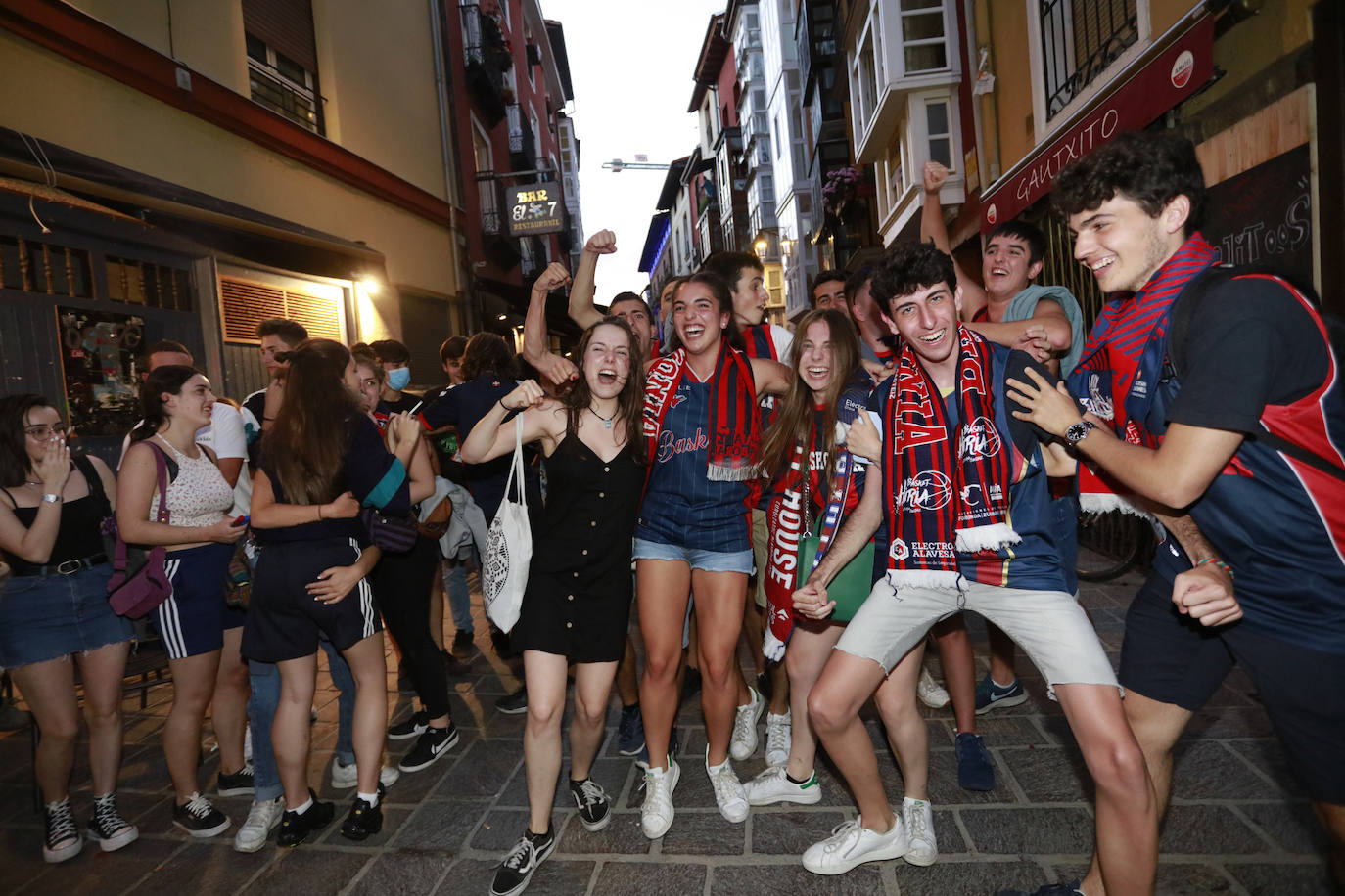 La fiesta del baloncesto, en los bares y las calles de Vitoria. 