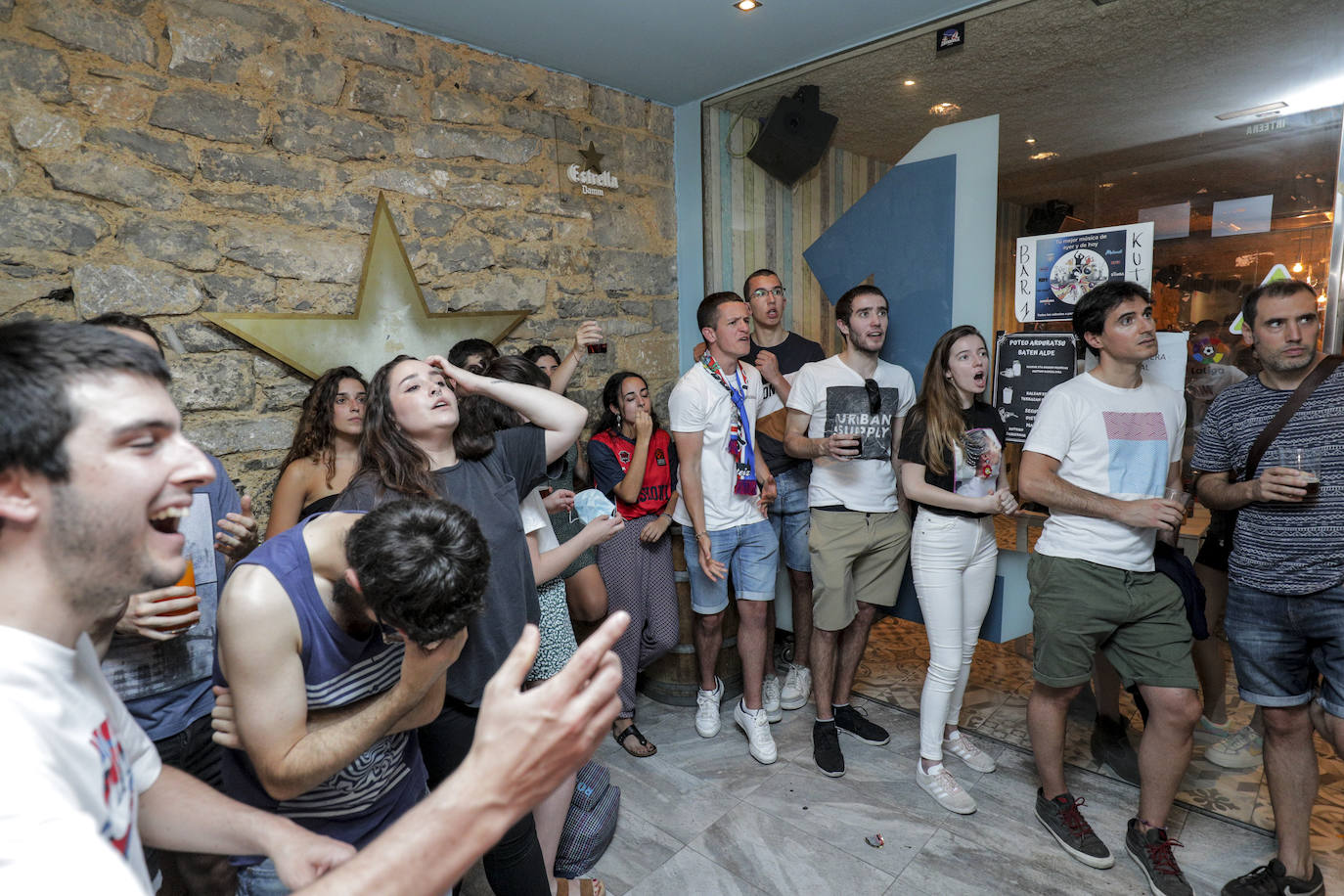 La fiesta del baloncesto, en los bares y las calles de Vitoria. 