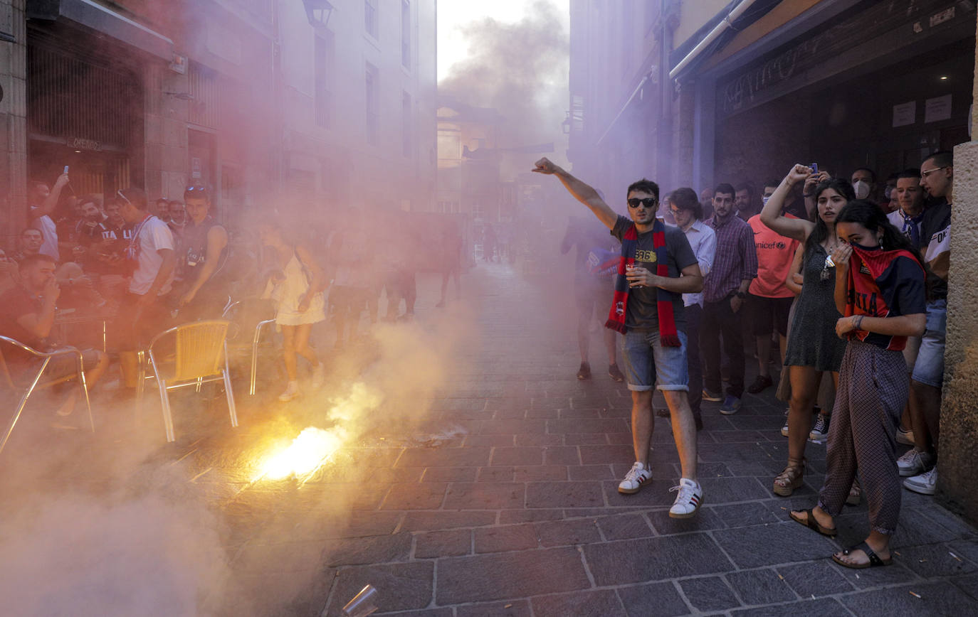 La fiesta del baloncesto, en los bares y las calles de Vitoria. 