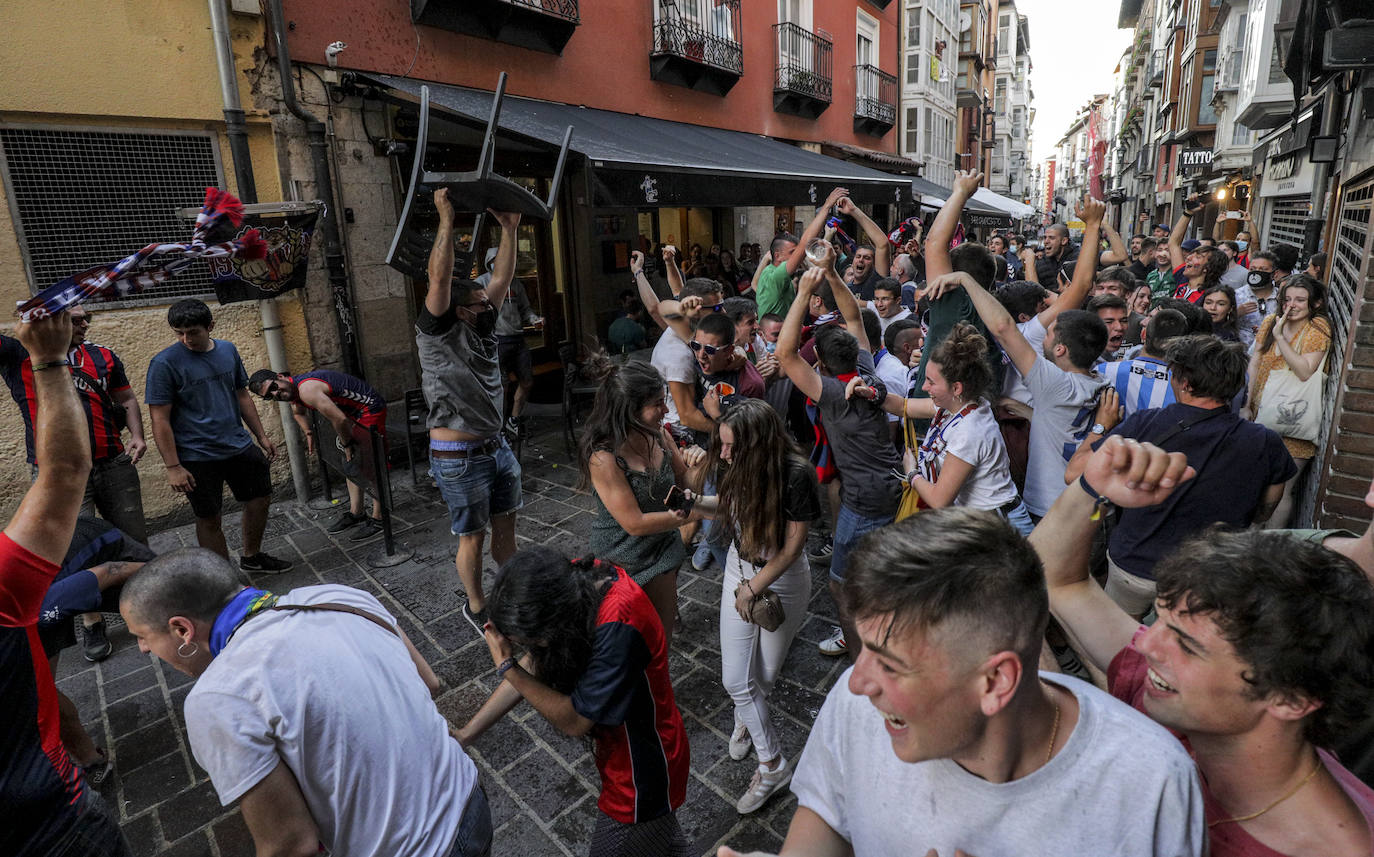 La fiesta del baloncesto, en los bares y las calles de Vitoria. 