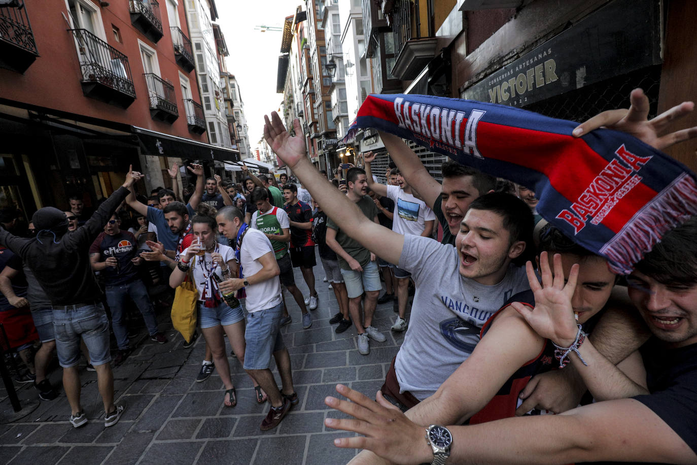La fiesta del baloncesto, en los bares y las calles de Vitoria. 