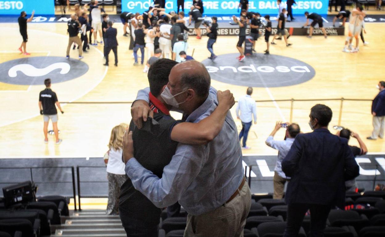 Josean Querejeta se funde en un abrazo con otro invitado tras la victoria del Baskonia.