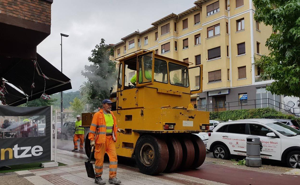 El asfaltado del bidegorri de Zumalakarregi se está realizando por tramos. 