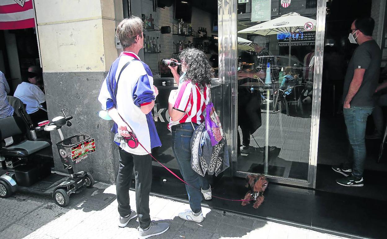Ambiente en Pozas durante la celebración del partido entre el Athletic y el Malloca en San Mamés, el sábado a las 14.00 horas. 