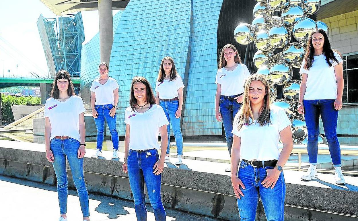 Algunas de las pelotaris participantes asistieron  a la presentación del torneo en el Museo Guggenheim de Bilbao. 