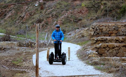 Una persona recorre las salinas de Añana en setway. 