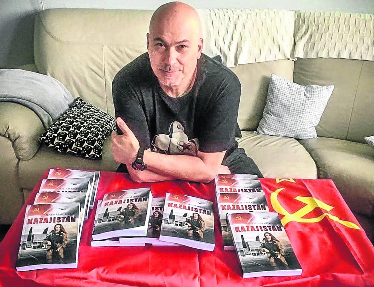 El escritor vitoriano, junto a unos ejemplares en papel de su novela 'Kazajistán'. 