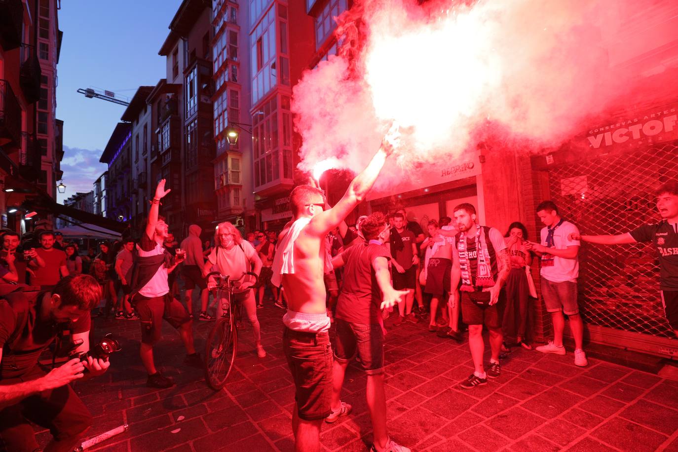 La fiesta del baloncesto, en los bares y las calles de Vitoria. 