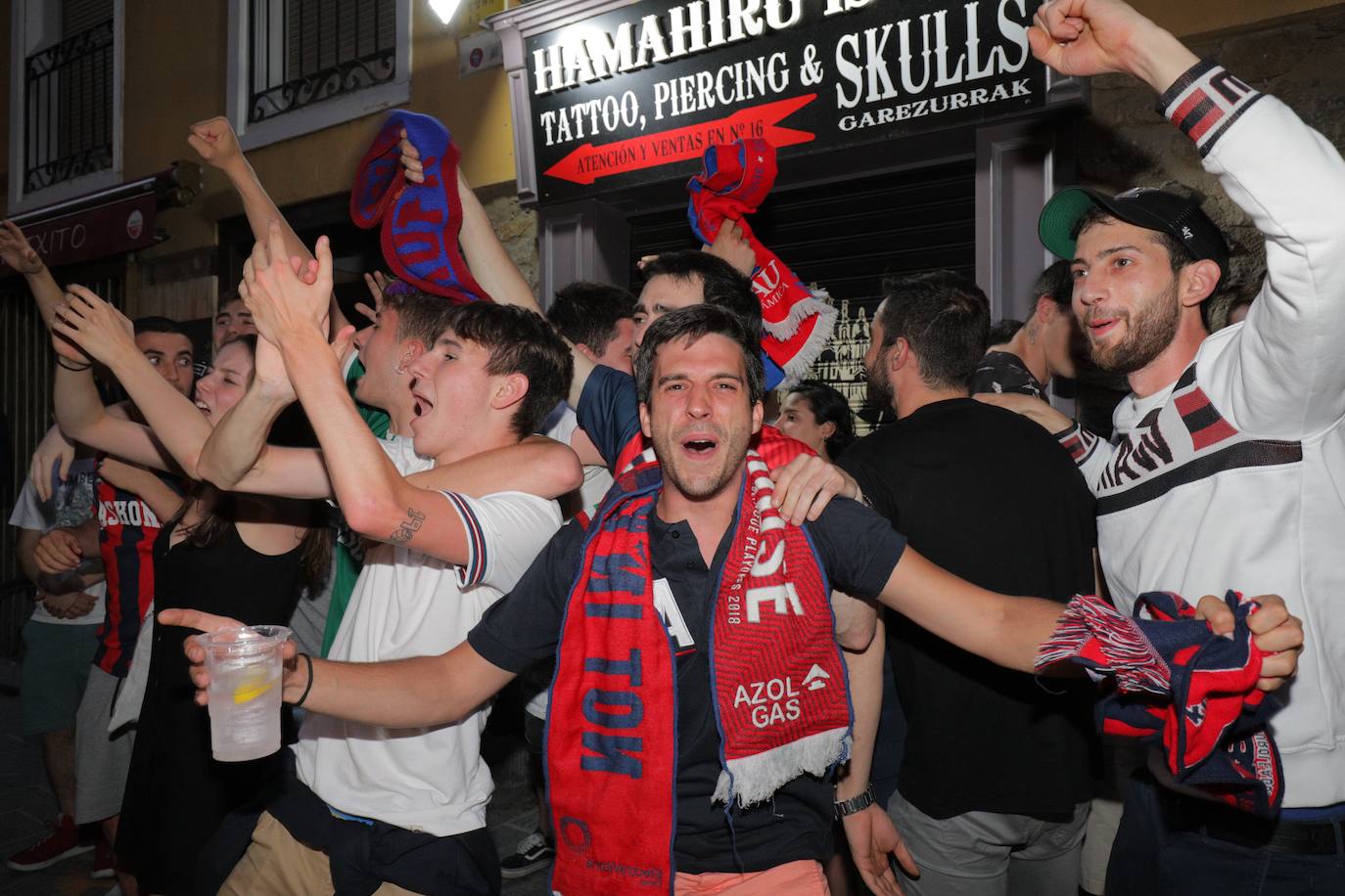 La fiesta del baloncesto, en los bares y las calles de Vitoria. 