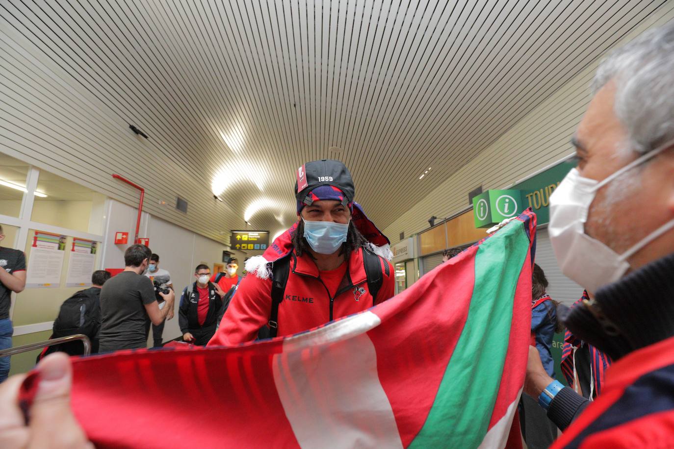 La expedición baskonista ha llegado de madrugada al aeropuerto de Foronda.