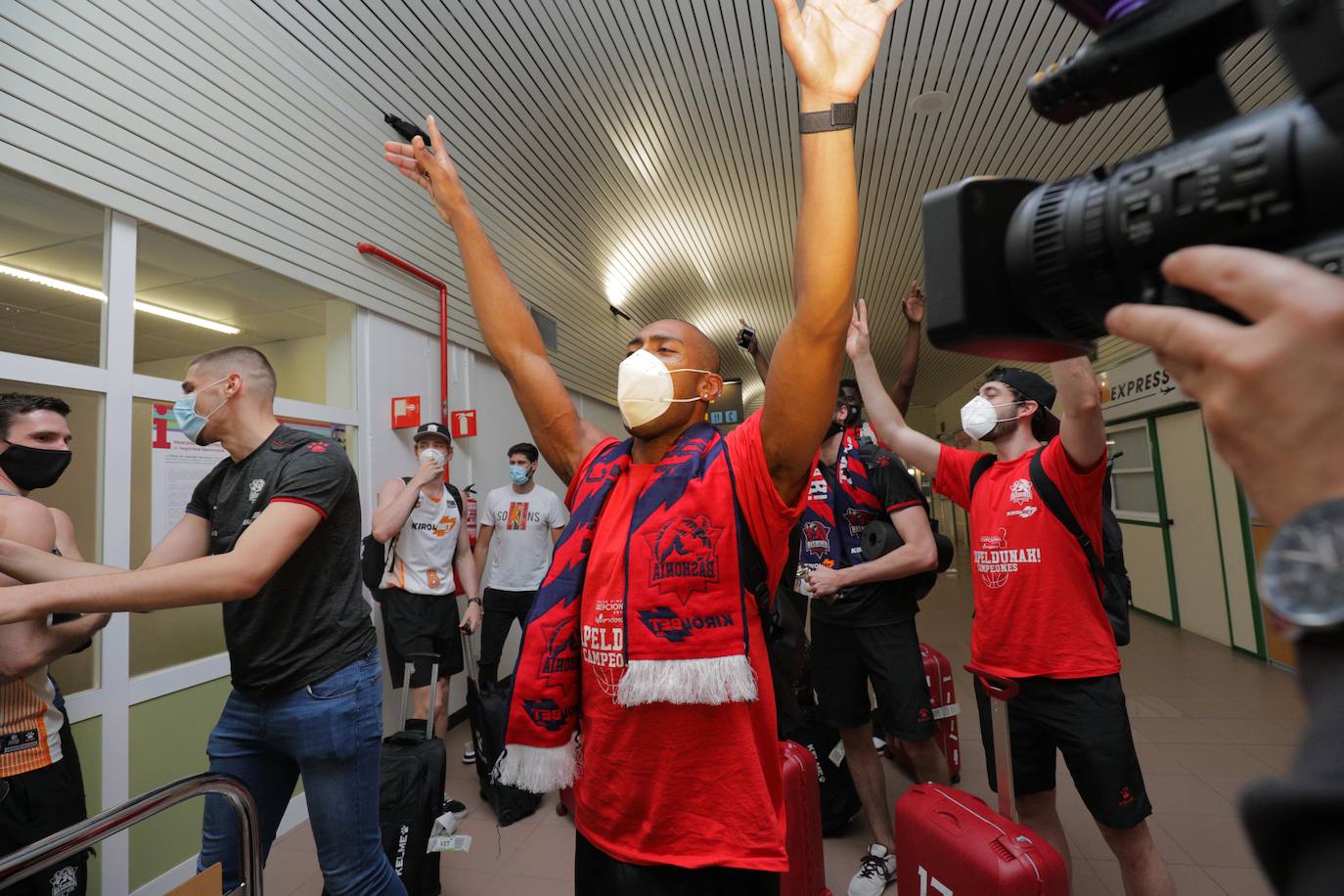 La expedición baskonista ha llegado de madrugada al aeropuerto de Foronda.