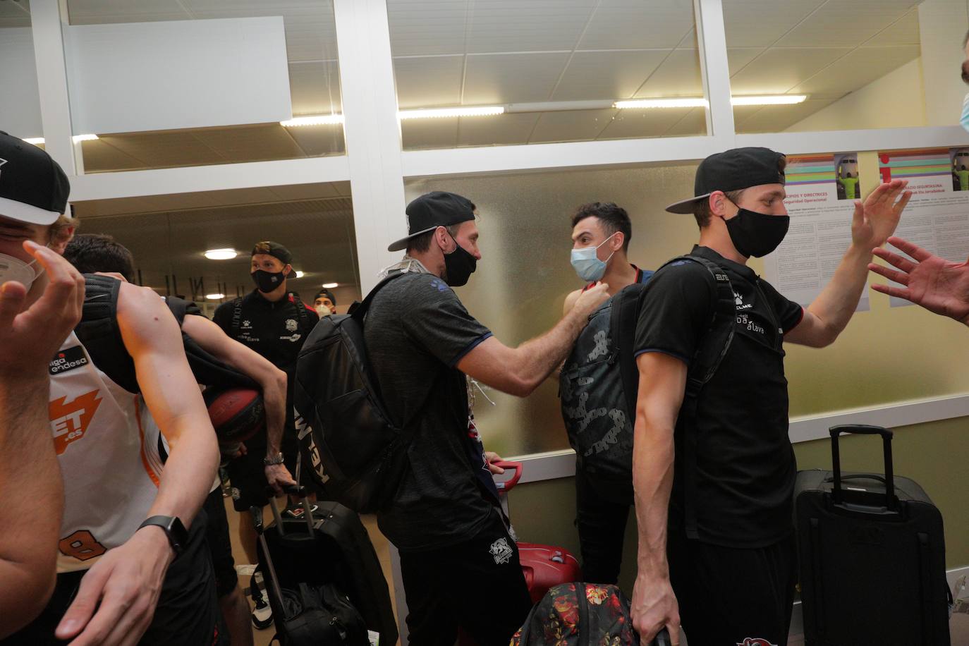 La expedición baskonista ha llegado de madrugada al aeropuerto de Foronda.