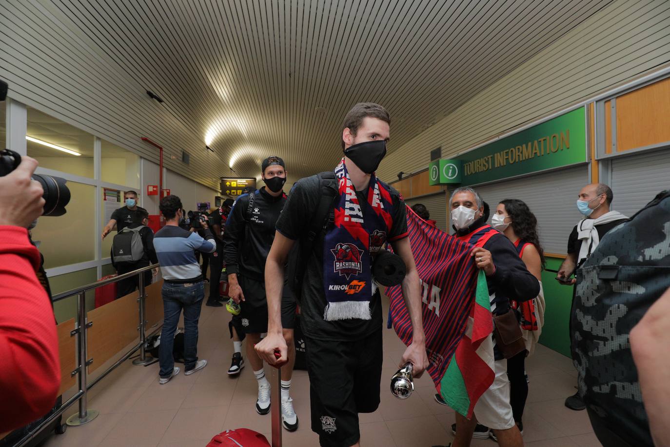 La expedición baskonista ha llegado de madrugada al aeropuerto de Foronda.