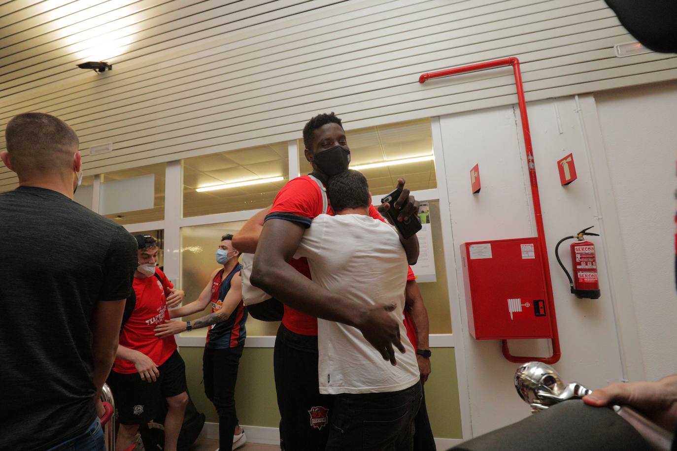 La expedición baskonista ha llegado de madrugada al aeropuerto de Foronda.