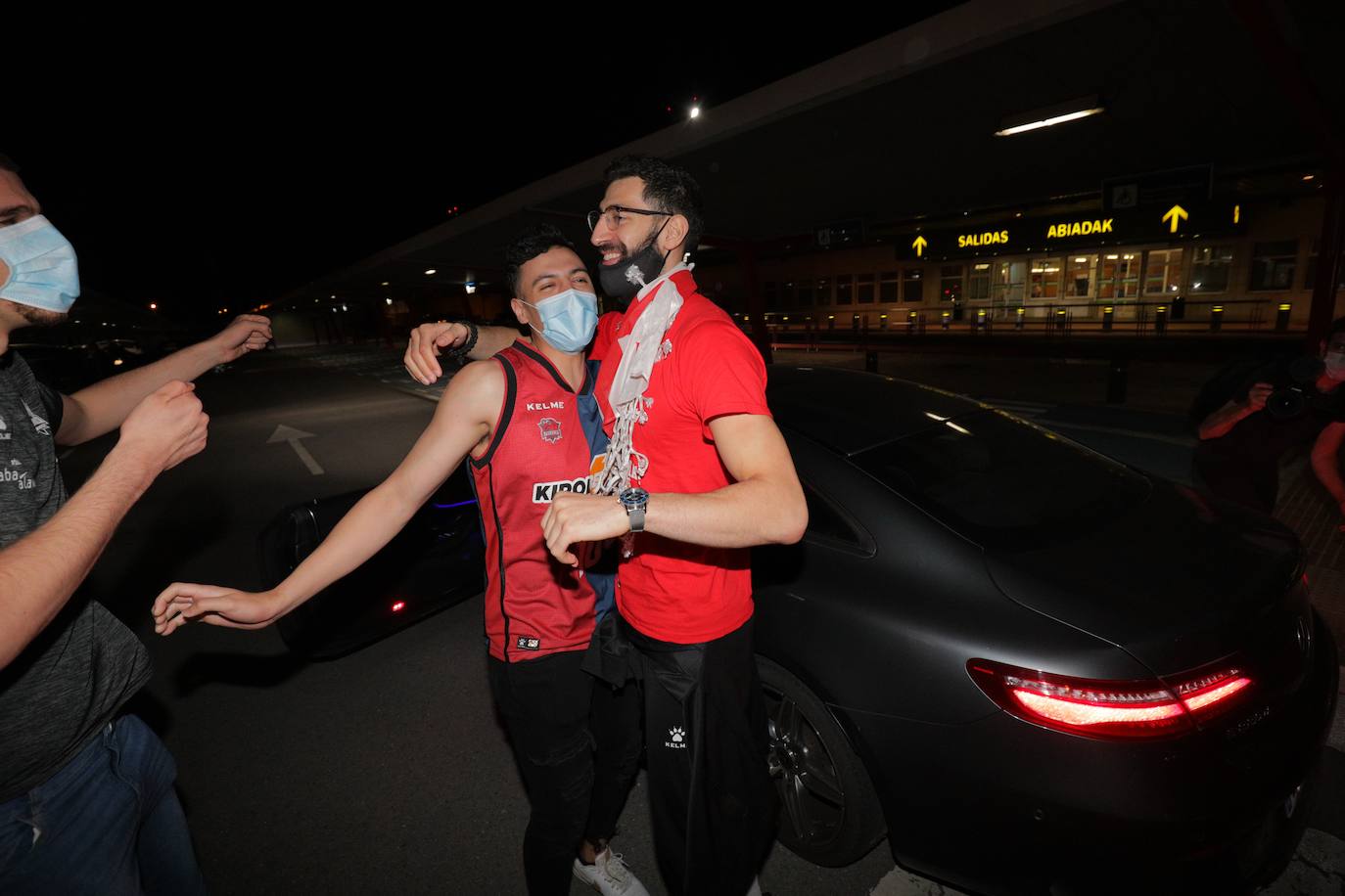 La expedición baskonista ha llegado de madrugada al aeropuerto de Foronda.