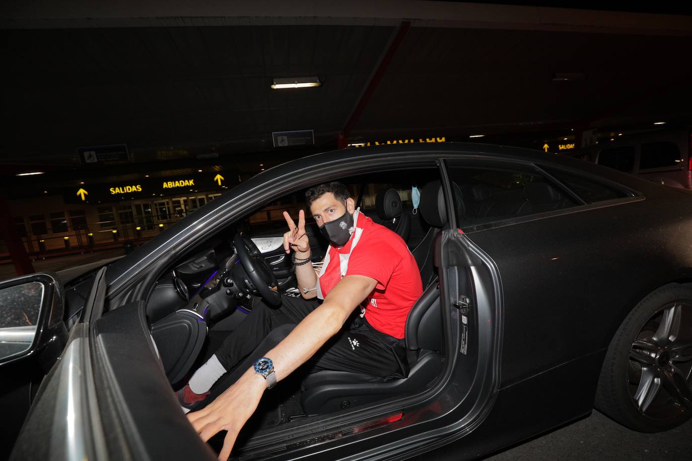 La expedición baskonista ha llegado de madrugada al aeropuerto de Foronda.