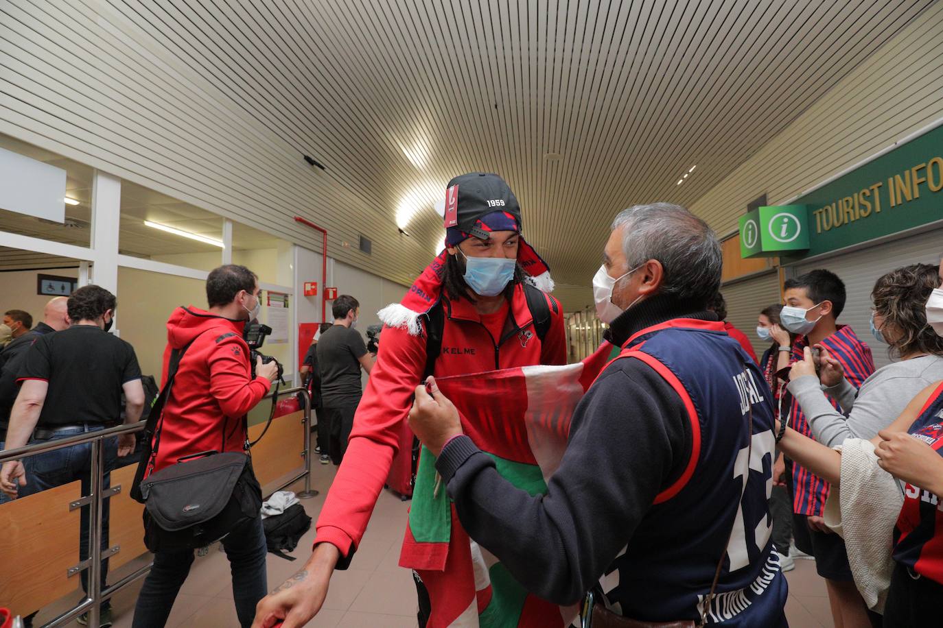 La expedición baskonista ha llegado de madrugada al aeropuerto de Foronda.