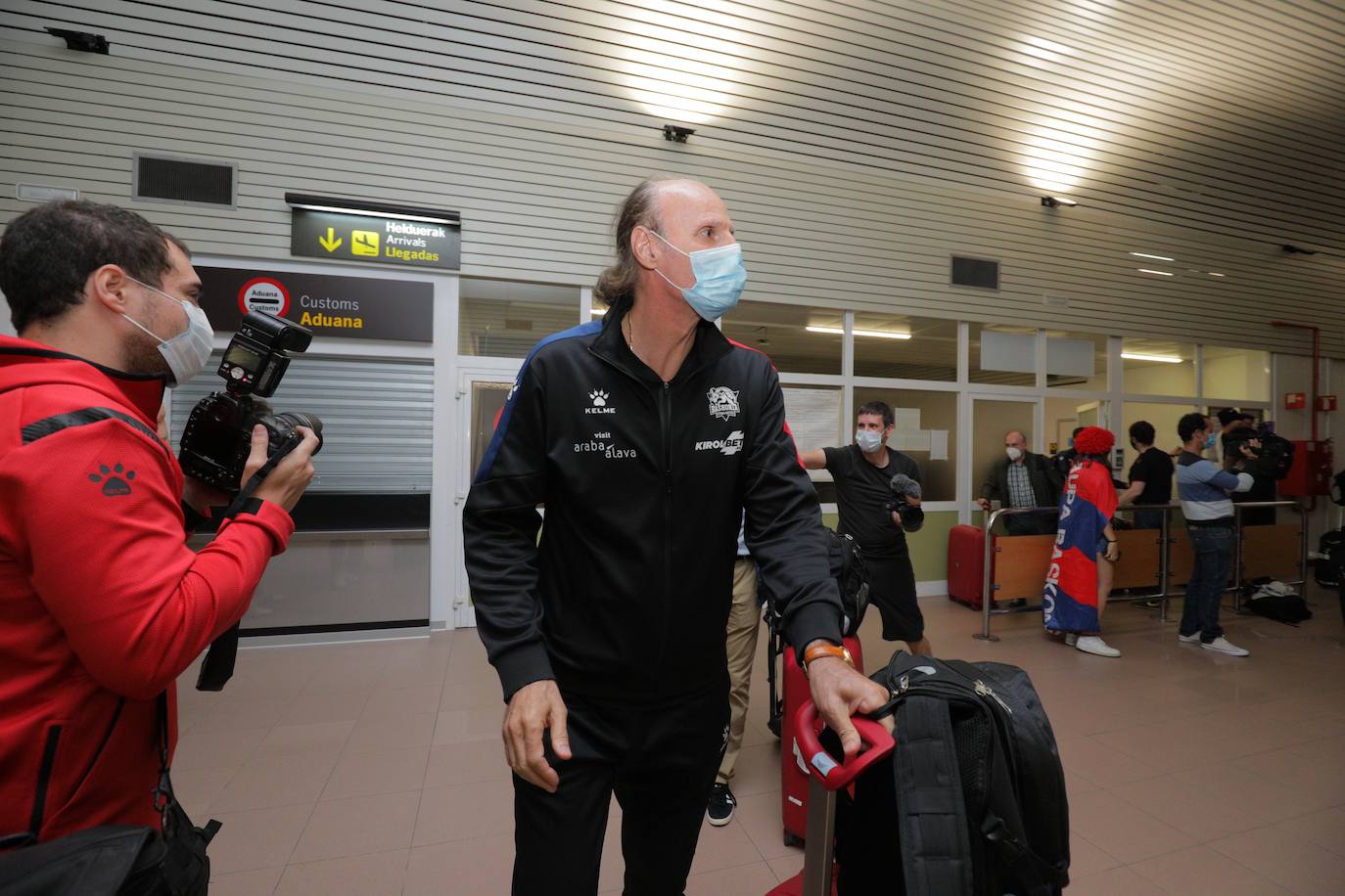 La expedición baskonista ha llegado de madrugada al aeropuerto de Foronda.