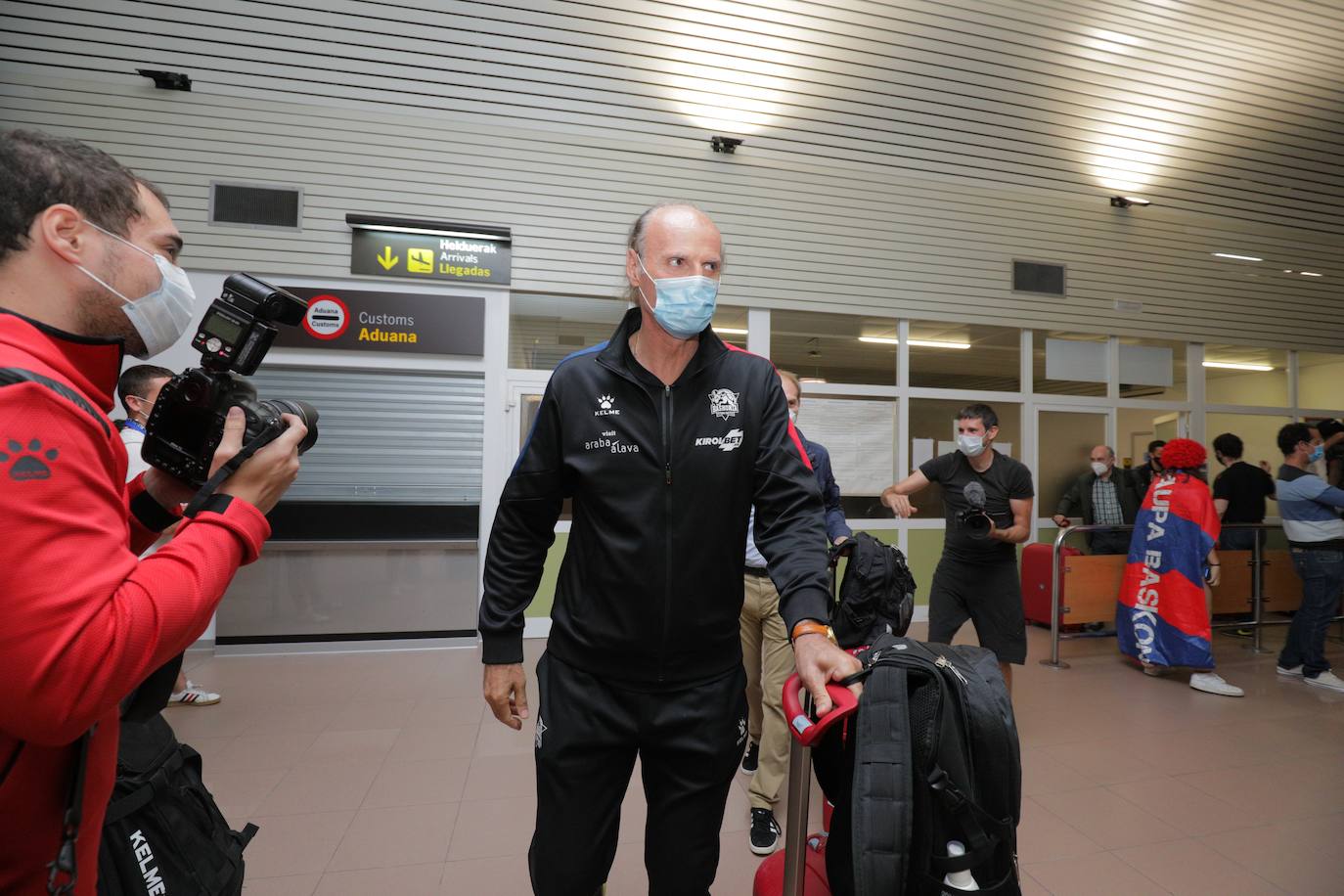 La expedición baskonista ha llegado de madrugada al aeropuerto de Foronda.