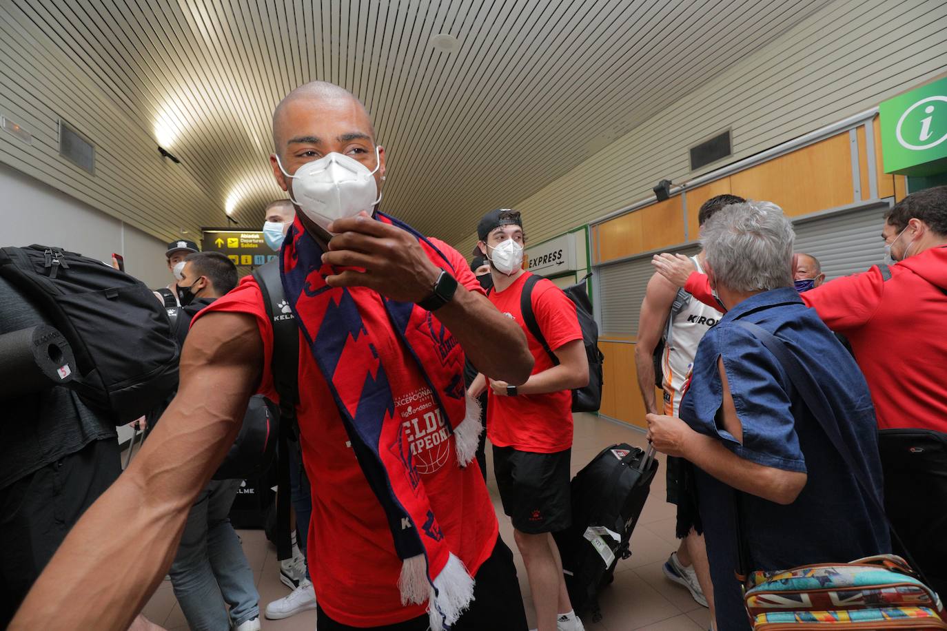 La expedición baskonista ha llegado de madrugada al aeropuerto de Foronda.