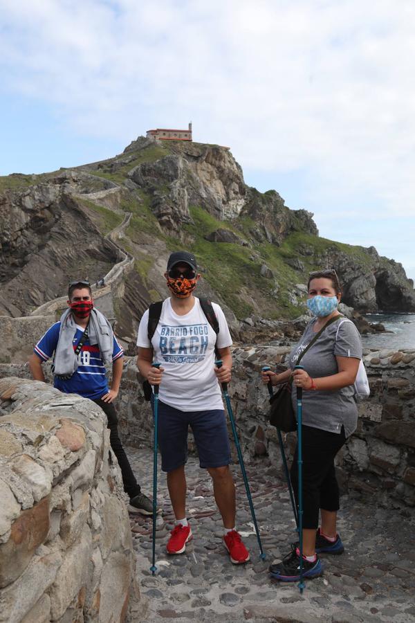 Fotos: Así ha sido la vuelta de los visitantes a San Juan de Gaztelugatxe