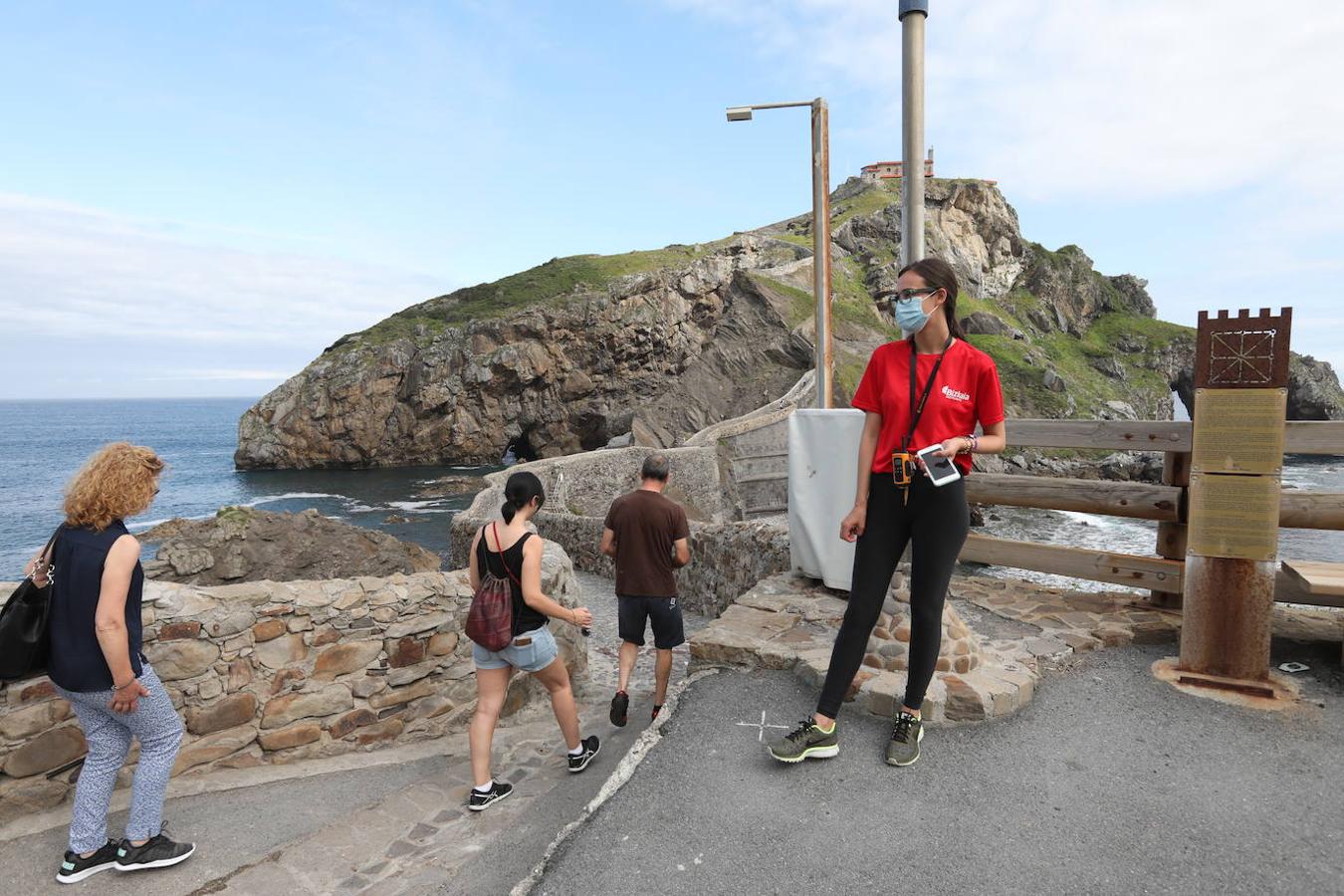 Fotos: Así ha sido la vuelta de los visitantes a San Juan de Gaztelugatxe