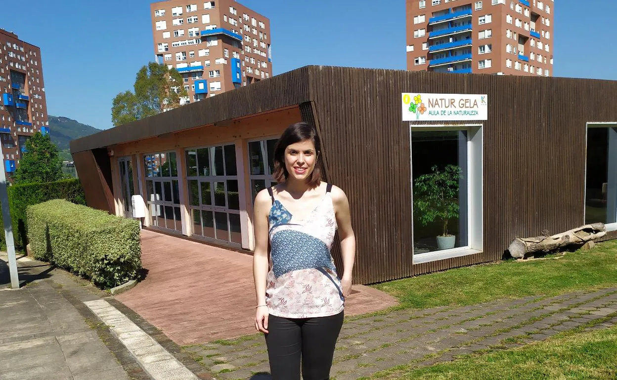 La concejal Alba Delgado frente al Aula de la Naturaleza del Jardín Botánico Ramón Rubial. 