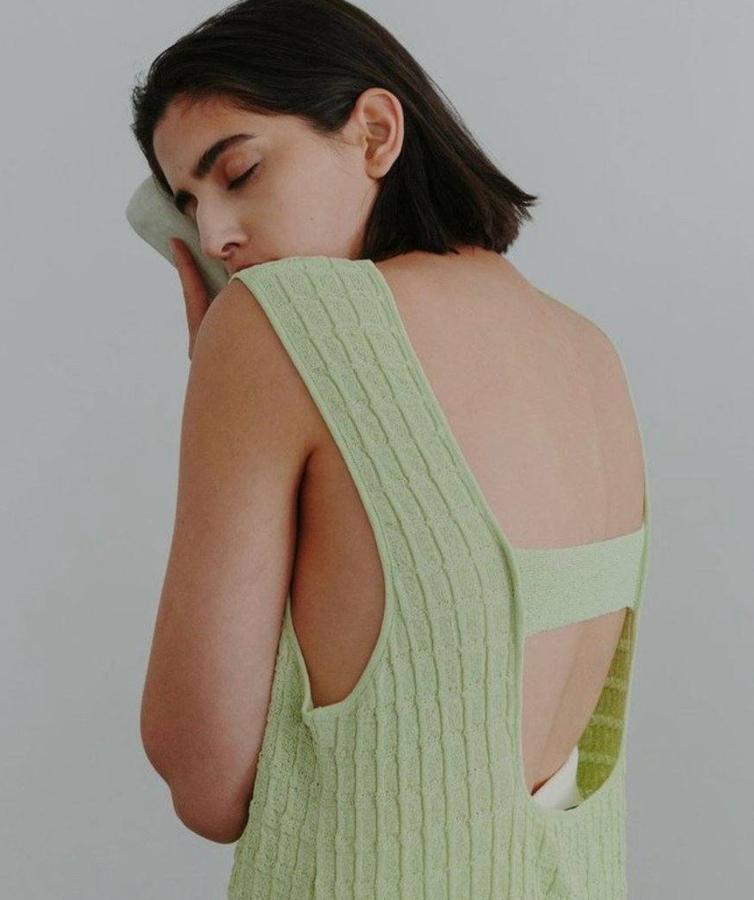 Top verde fino fabricado con una mezcla de lino y algodón. Cuenta con un cuello simulado sin costuras. El cuerpo es ajustado y tiene una manga corta cuadrada. Costaba 179 euros y ahora lo puedes encontrar por 125 euros en la tienda bilbaína Divina Martina, situada en la calle Doctor Atxukarro.