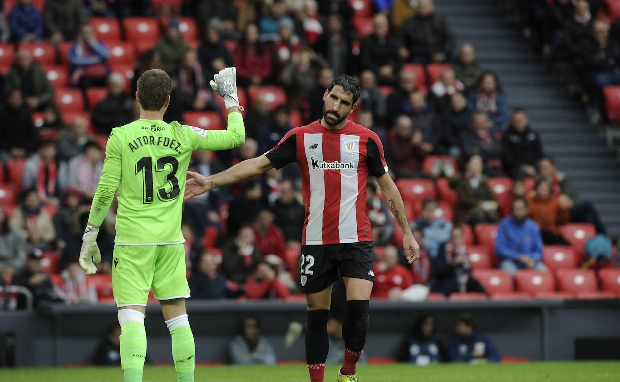 Raúl García se saluda con Aitor Fernández, portero del Levante, en el duelo de San Mamés.