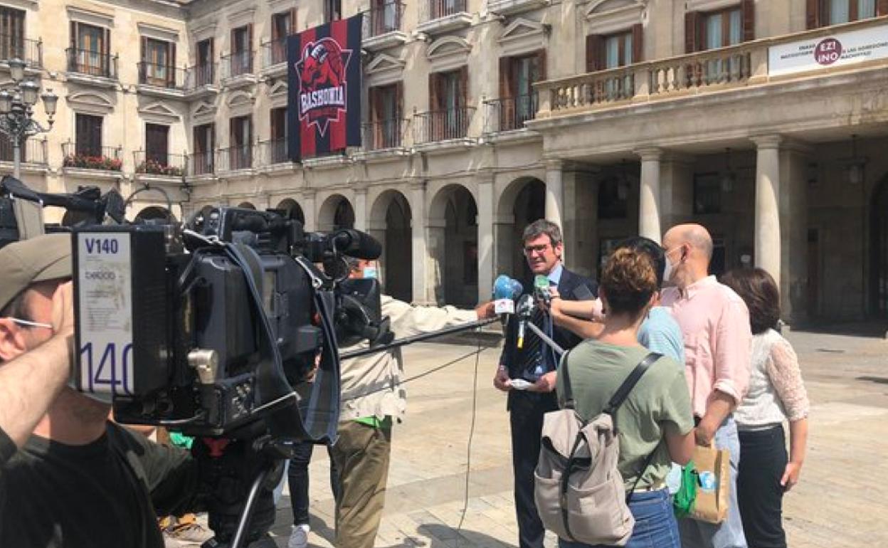Urtaran atiende a los medios en la plaza de España.