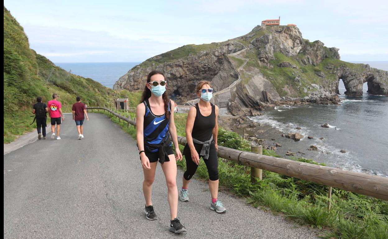 Gaztelugatxe recibe a los primeros visitantes