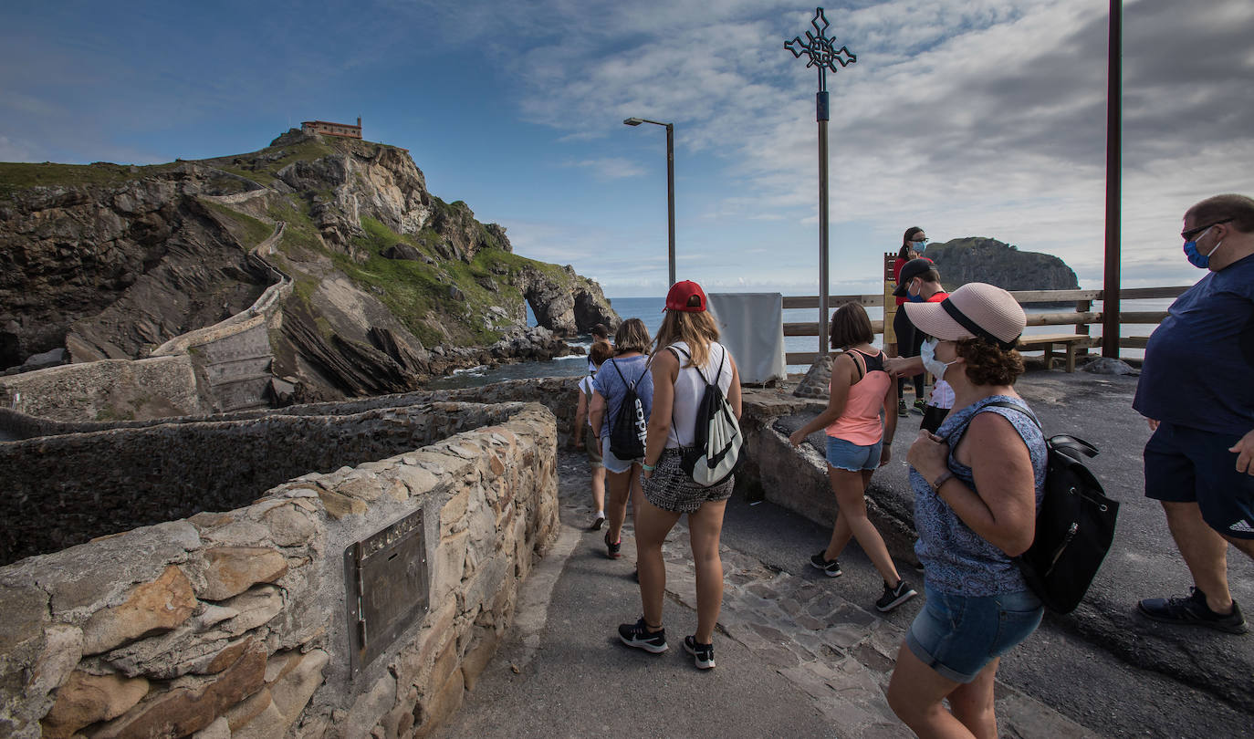 Fotos: Así ha sido la vuelta de los visitantes a San Juan de Gaztelugatxe
