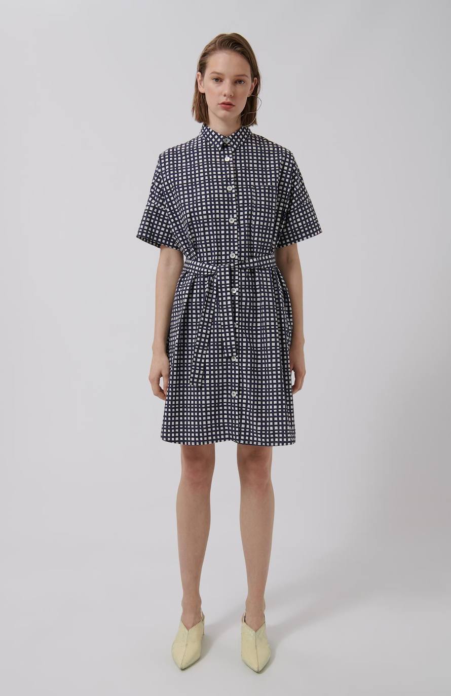 Vestido con estampado 'vichy' con cierre abotonado y cuello camisero de la firma vasca Loreak Mendian. Cintura ajustable mediante cinturón extraíble. Bolsillo tapeta en la zona izquierda del pecho. Costaba 160 euros y ahora lo puedes encontrar por 129 euros en su tienda de Bilbao, situada en la calle Rodríguez Arias. 