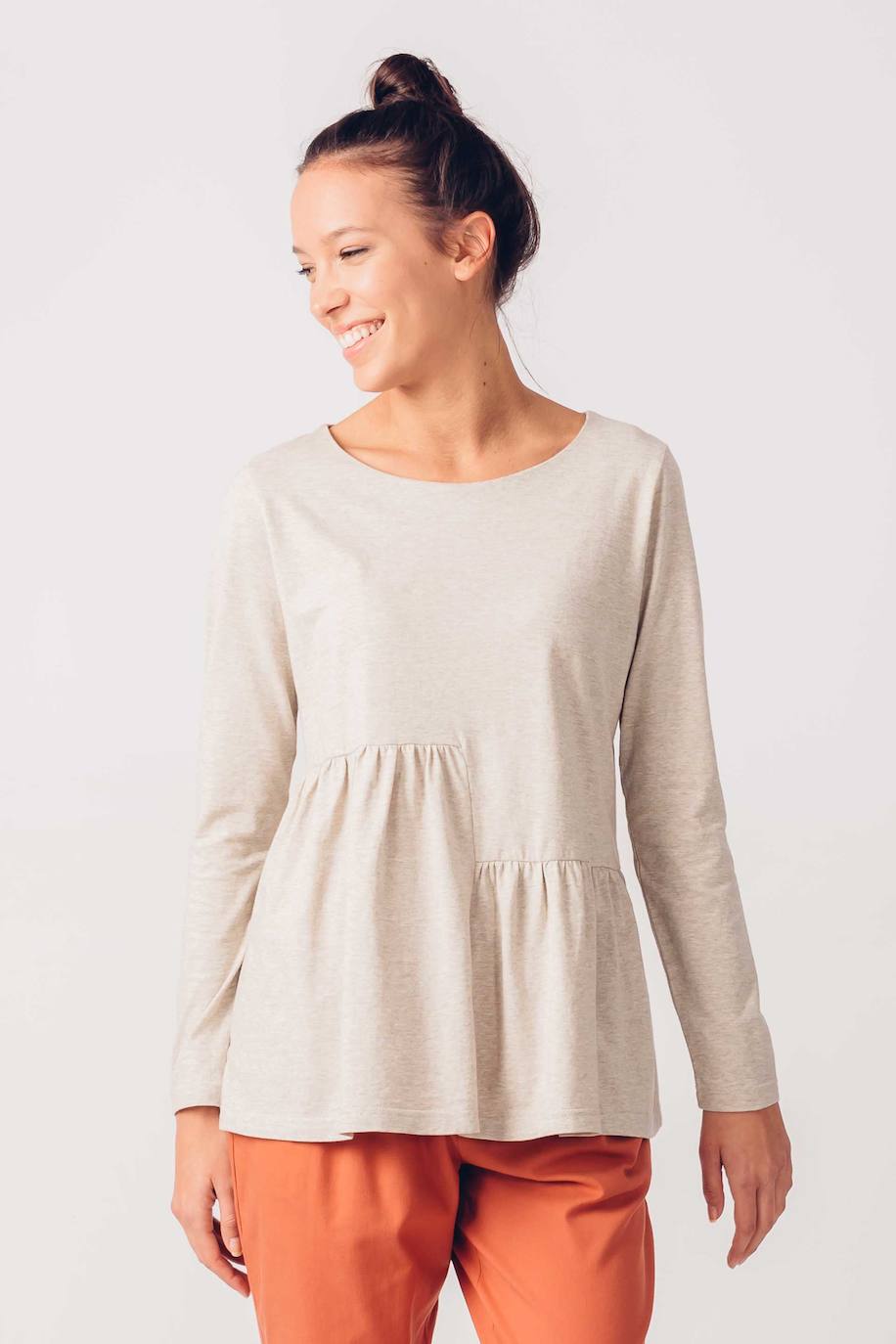 Camiseta de algodón orgánico beige de la firma vizcaína SKFK. Cuenta con cuello redondo y un detalle de fruncido que aporta vuelo a la prenda. Costaba 49,95 euros y ahora la puedes encontrar por 32,97 euros en sus tiendas de Bilbao, situadas en la calle del Víctor y en Máximo Aguirre.