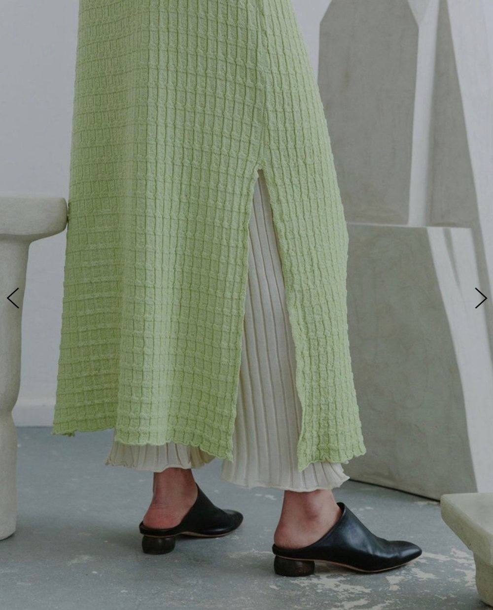 Top verde fino fabricado con una mezcla de lino y algodón. Cuenta con un cuello simulado sin costuras. El cuerpo es ajustado y tiene una manga corta cuadrada. Costaba 179 euros y ahora lo puedes encontrar por 125 euros en la tienda bilbaína Divina Martina, situada en la calle Doctor Atxukarro.