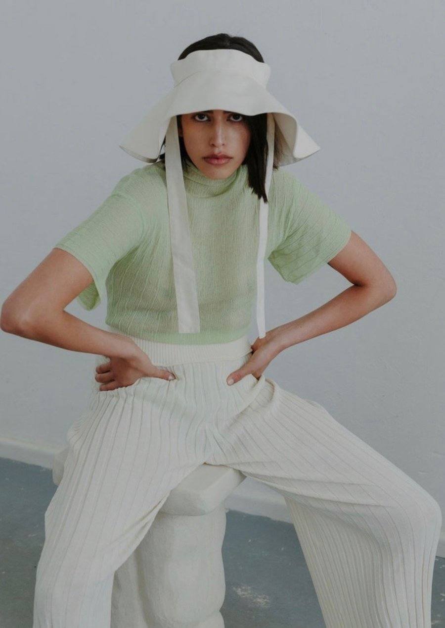 Top verde fino fabricado con una mezcla de lino y algodón. Cuenta con un cuello simulado sin costuras. El cuerpo es ajustado y tiene una manga corta cuadrada. Costaba 179 euros y ahora lo puedes encontrar por 125 euros en la tienda bilbaína Divina Martina, situada en la calle Doctor Atxukarro.