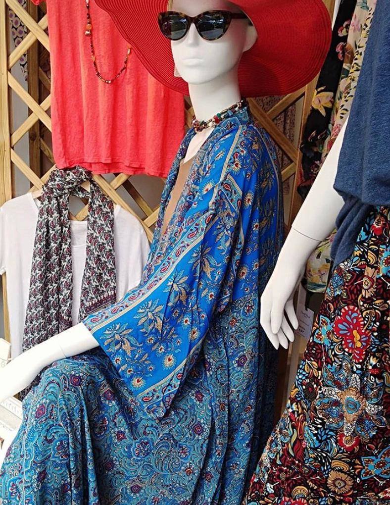 Kimono azul con estampado floral, disponible en la Tienda de Berta, situada en la calle Andrés Larrazabal de Las Arenas. Tiene un descuento del 25%.