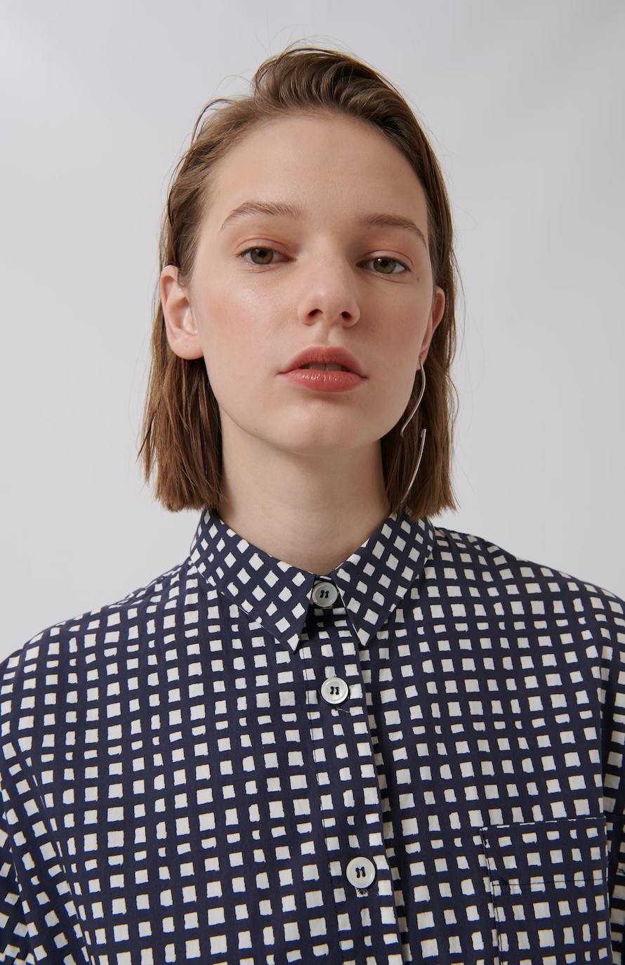 Vestido con estampado 'vichy' con cierre abotonado y cuello camisero de la firma vasca Loreak Mendian. Cintura ajustable mediante cinturón extraíble. Bolsillo tapeta en la zona izquierda del pecho. Costaba 160 euros y ahora lo puedes encontrar por 129 euros en su tienda de Bilbao, situada en la calle Rodríguez Arias. 