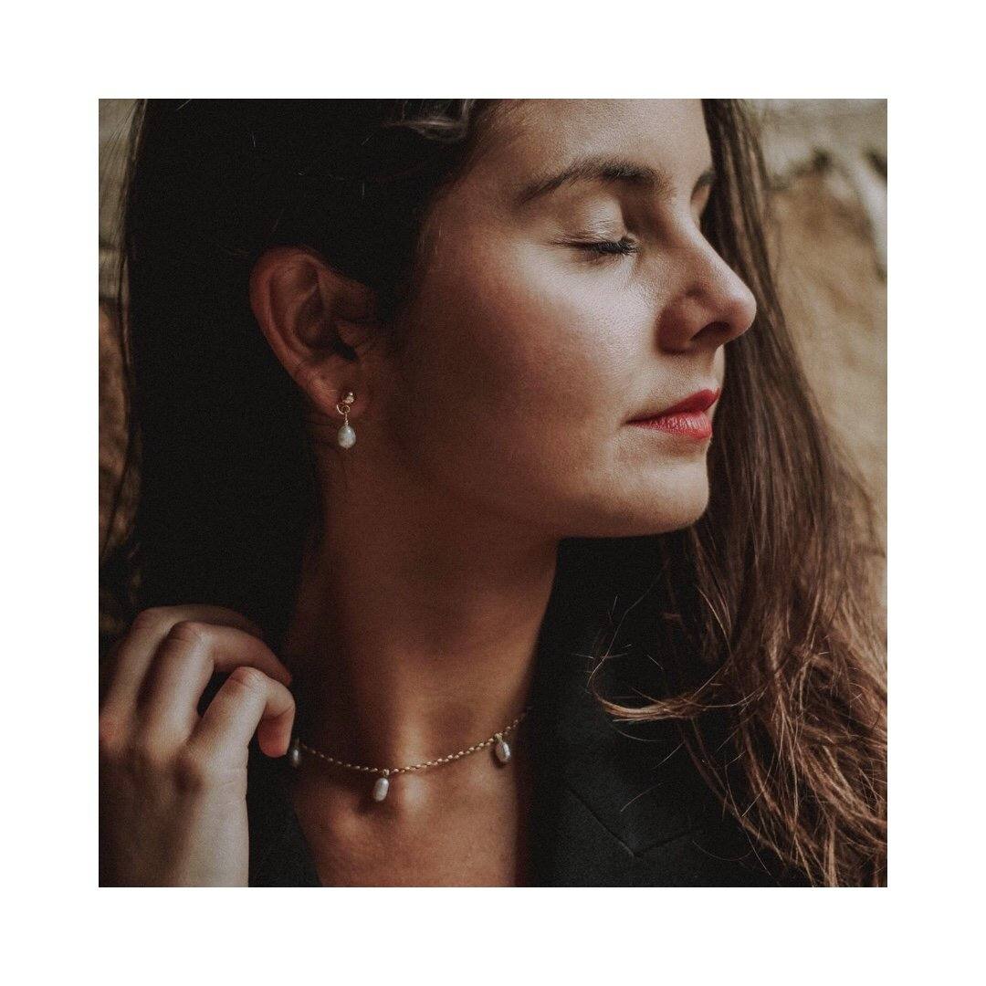 Pendientes Paule, de la firma vizcaína Sinun. Realizados en plata con baño de oro de 24k y pequeña perla cultivada. Costaban 31,95 y ahora los puedes encontrar por 25,95 euros.