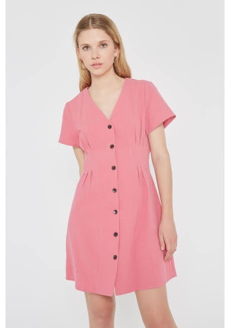 Vestido 'mini' rosa disponible en la tienda bilbaína 'Plutón Ya No Es Un Planeta', ubicada en el Casco Viejo. Antes costaba 55 euros, ahora tan solo 44 euros. 