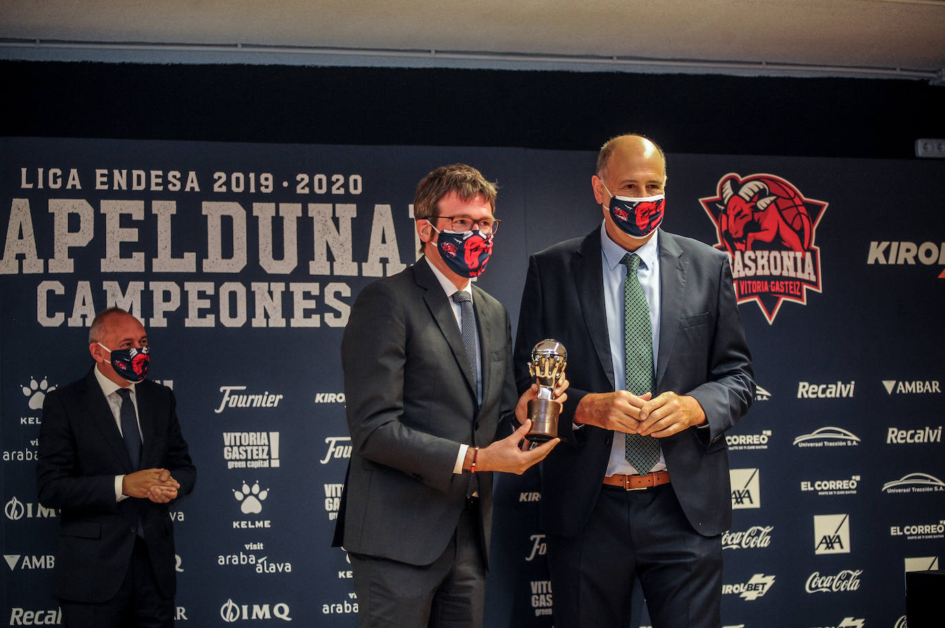 Fotos: Recibimiento de las instituciones al Baskonia