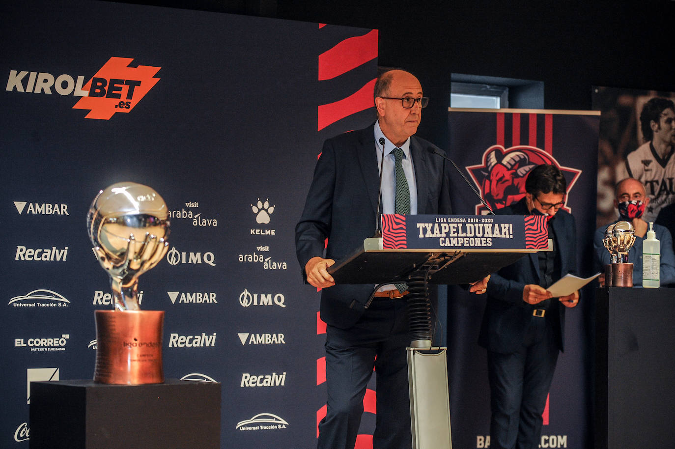 Fotos: Recibimiento de las instituciones al Baskonia