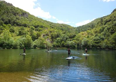 Imagen secundaria 1 - El espacio de Aventura Sobrón ofrece planes para disfrutar de varias maneras del entorno del Parque Natural de Valderejo. 
