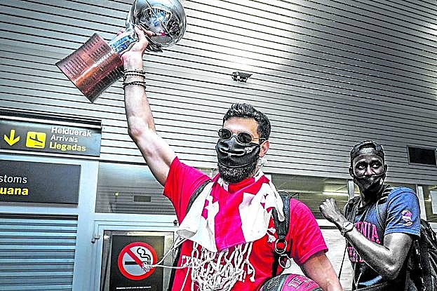 Shengelia, con el kit completo del triunfo: el trofeo de campeones, el balón de la final y la red de la canasta. 