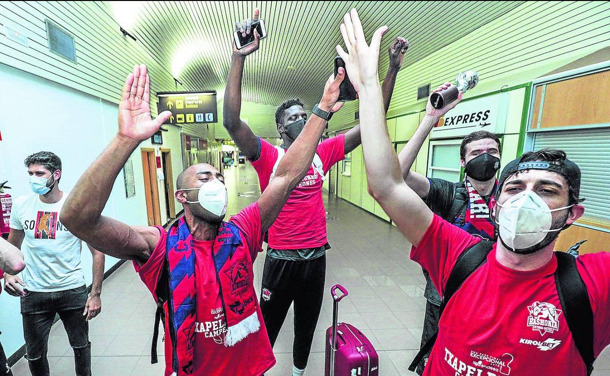 Los jugadores celebran el título a su llegada al aeropuerto de Foronda. 