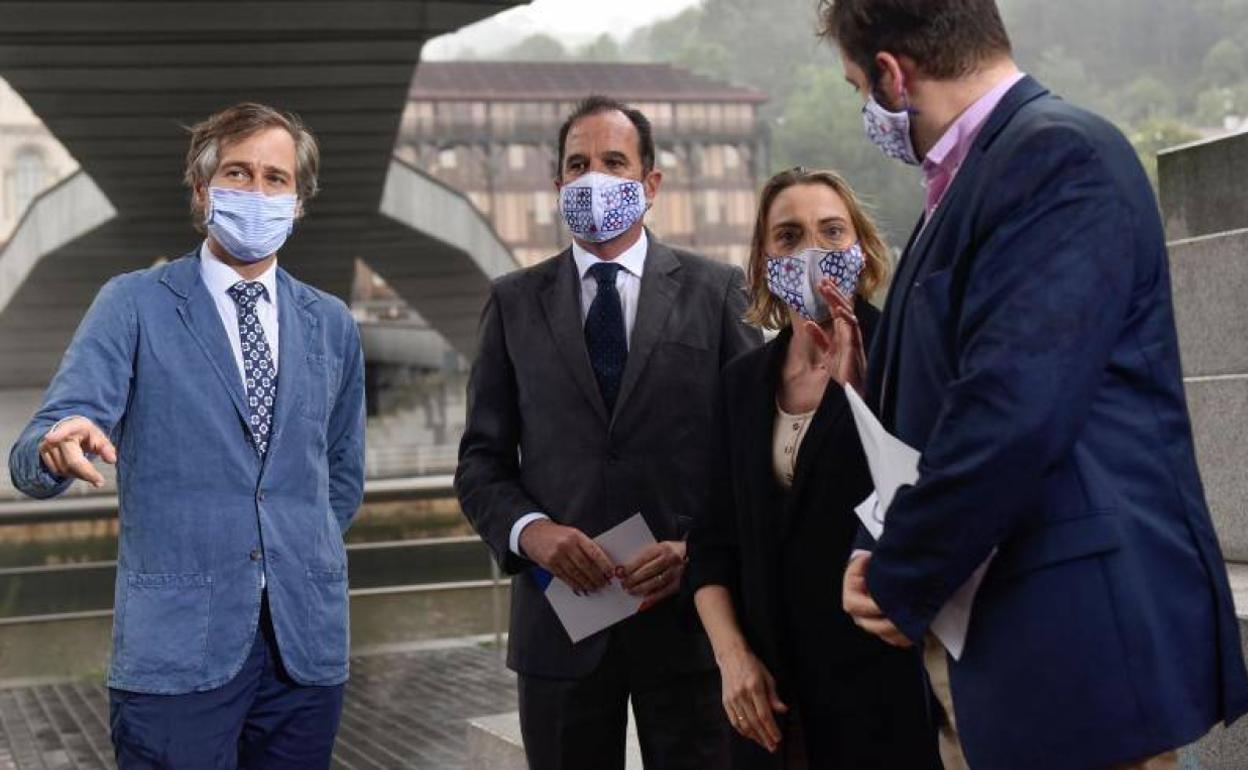 Antonio González Terol, Carlos Ituraiz, Raquel González y Luis Gordillo, esta mañana en Bilbao. 